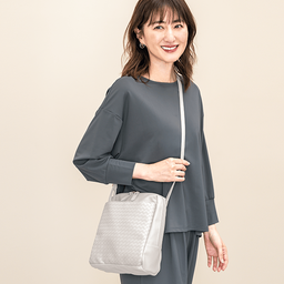 コンパクトなのに収納たっぷりミニショルダー