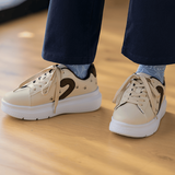 神保町にゃんこ堂・しっぽのスニーカー