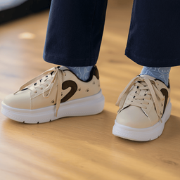 神保町にゃんこ堂・しっぽのスニーカー