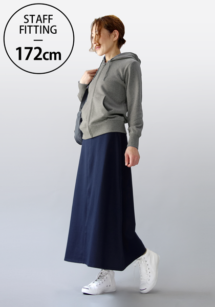 着用色：杢グレー　着用サイズ：L<br>【スタッフコメント】<br>しっかりとしたスウェット生地ですがタイトめなので、きれいで高見えします。<br>袖丈で選ぶとＬです。フードも二重で高級感があります。