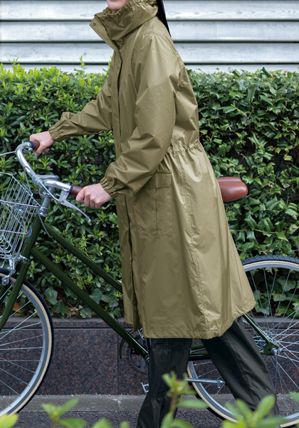 着用色：カーキ<br>雨の日の自転車もこれなら平気