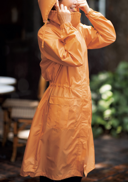 着用色：オレンジ<br>傘屋さんが作ったレインウェアで雨が降っても楽しい♪
