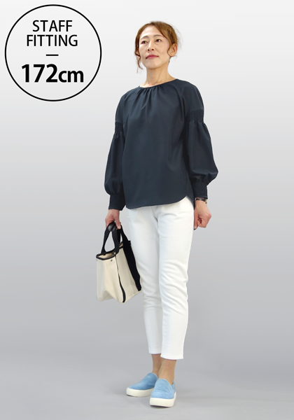 着用色：ネイビー　着用サイズ：L<br>【スタッフコメント】<br>
今の季節にちょうど良い通常のシャツ生地です。<br>11号を着用しています。この身長でも安心の袖丈です。