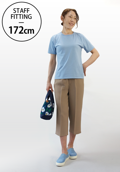 着用色：サックス　着用サイズ：L<br>【スタッフコメント】<br>
やや薄手のTシャツ生地です。一枚では透けも汗も不安なので、デイリーレーシーひんやりインナーをお勧めします。
この身長だと身丈が短いので、このままLを選びます。
