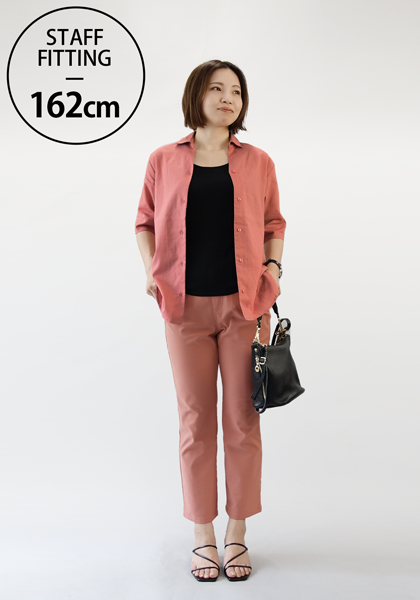 着用色：ピンク　着用サイズ：9号<br>【スタッフコメント】<br>
袖長め、肩巾は少し広めの設定ですが、ジャストサイズといった着心地のサイズ感です。釦を開けて羽織りとして使ってもすっきりと着られます。
