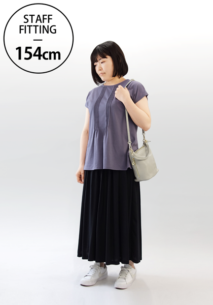着用色：スモーキーパープル　着用サイズ：M<br>【スタッフコメント】<br>気になるお腹周りをカバーしてくれるデザインです。スカートやパンツ、どちらにも合わせやすい丈感です。
