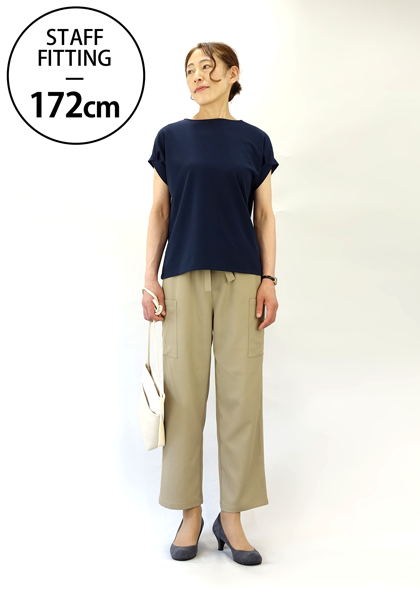 着用色：ネイビー　着用サイズ：L<br>【スタッフコメント】<br>普通のTシャツほどの厚みで、さらさらとして汗をかいても肌離れが良い機能性がある生地です。着丈2cm違うので、このままLを選びます。
