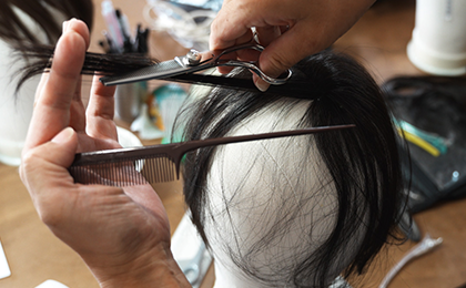 ヘアデザイナーがカット！